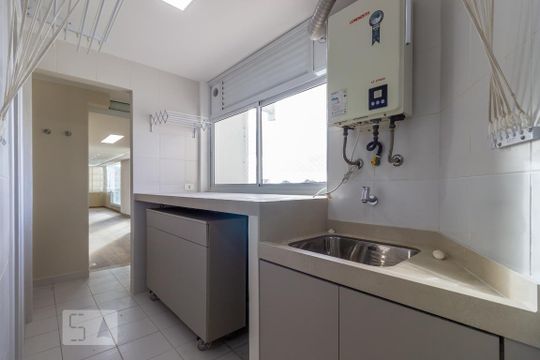 Área de Serviço de apartamento para alugar com 3 quartos, 220m² em Empresarial 18 do Forte, Barueri