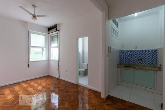 Sala de kitnet/studio para alugar com 1 quarto, 30m² em Centro, Rio de Janeiro