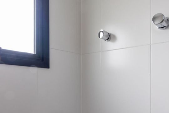 Banheiro de kitnet/studio para alugar com 1 quarto, 35m² em Indianópolis, São Paulo