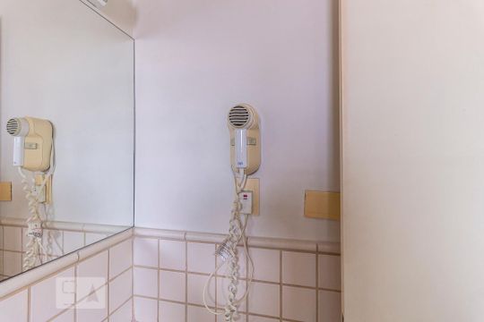 Banheiro de kitnet/studio para alugar com 1 quarto, 30m² em Chácara Santo Antônio (zona Sul), São Paulo