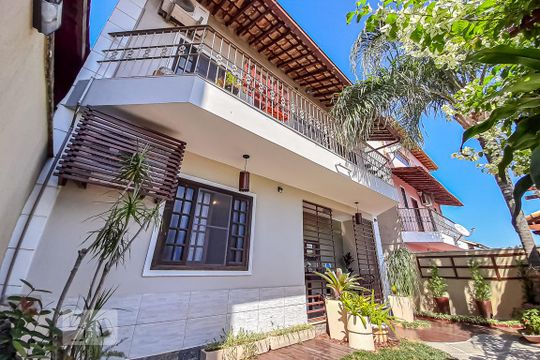 Fachada de casa à venda com 4 quartos, 120m² em Tanque, Rio de Janeiro