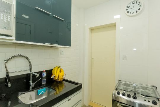 Cozinha de apartamento para alugar com 2 quartos, 60m² em Copacabana, Rio de Janeiro