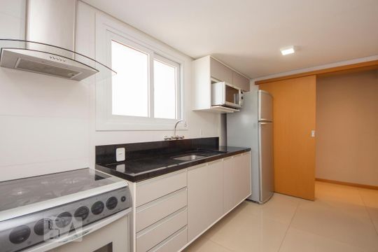 Cozinha de apartamento para alugar com 2 quartos, 84m² em Passo da Areia, Porto Alegre