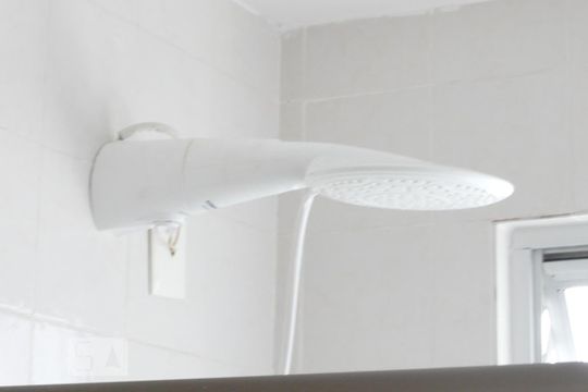 Banheiro de kitnet/studio para alugar com 1 quarto, 55m² em Pituba, Salvador