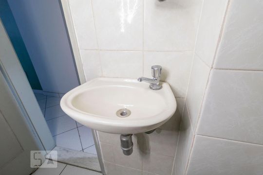 Banheiro de kitnet/studio para alugar com 1 quarto, 30m² em Centro, Rio de Janeiro