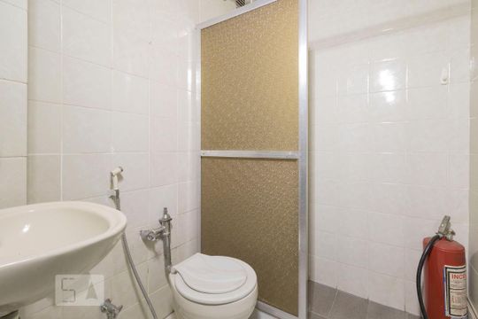 Banheiro de kitnet/studio para alugar com 1 quarto, 30m² em Centro, Rio de Janeiro