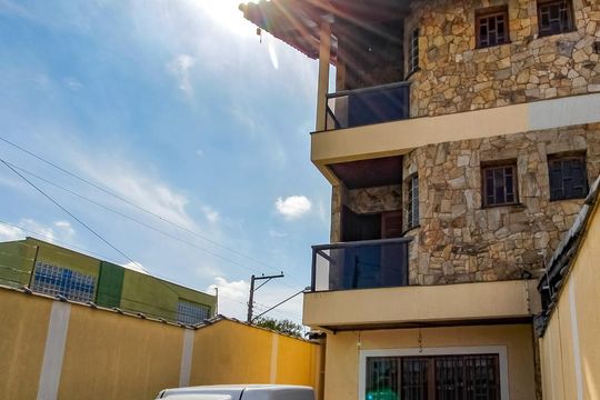 Fachada de casa à venda com 3 quartos, 170m² em Vila Galvao, Guarulhos