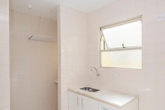 Cozinha de apartamento para alugar com 2 quartos, 58m² em Buritis, Belo Horizonte