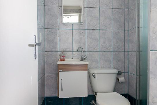 Banheiro de apartamento à venda com 2 quartos, 52m² em Vila Rio, Guarulhos