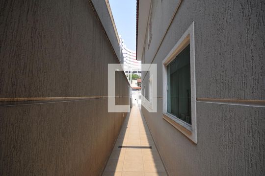 Corredor de Acesso de casa de condomínio para alugar com 1 quarto, 38m² em Vila Mazzei, São Paulo