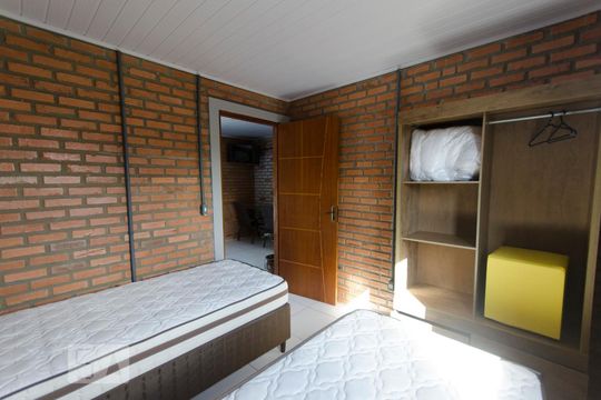 Quarto 1 de apartamento para alugar com 2 quartos, 60m² em São João do Rio Vermelho, Florianópolis