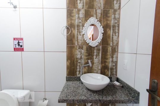 Banheiro de apartamento para alugar com 2 quartos, 60m² em São João do Rio Vermelho, Florianópolis
