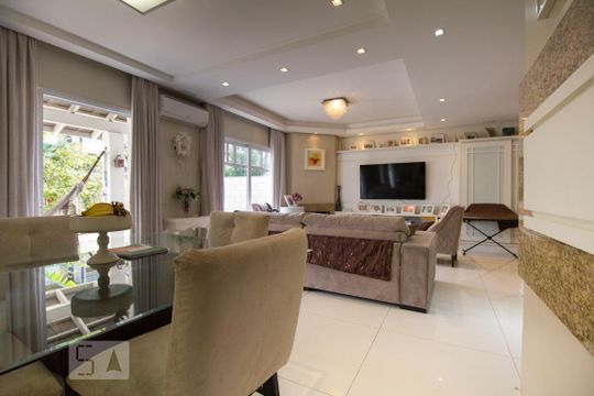 Sala de casa de condomínio para alugar com 4 quartos, 294m² em Jardim Carvalho, Porto Alegre