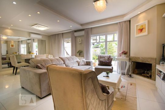 Sala de casa de condomínio para alugar com 4 quartos, 294m² em Jardim Carvalho, Porto Alegre