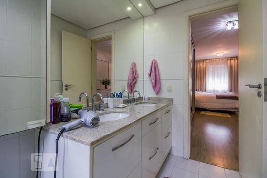 Banheiro da Suíte 1 de casa de condomínio para alugar com 4 quartos, 294m² em Jardim Carvalho, Porto Alegre