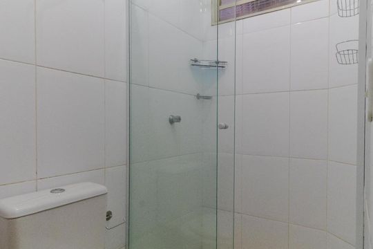 Banheiro de kitnet/studio para alugar com 1 quarto, 42m² em Cidade Universitária, Campinas