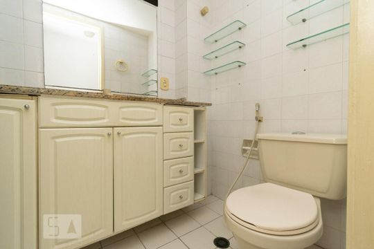 BANHEIRO SOCIAL de apartamento para alugar com 2 quartos, 65m² em Icaraí, Niterói
