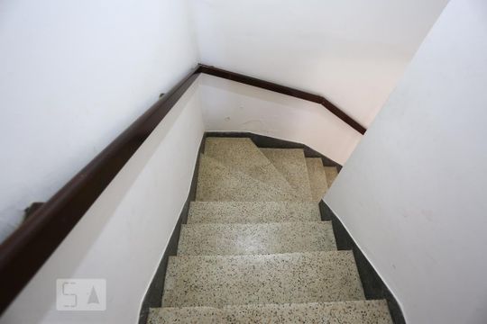 Escadas de casa à venda com 4 quartos, 200m² em Jardim das Flores, Osasco