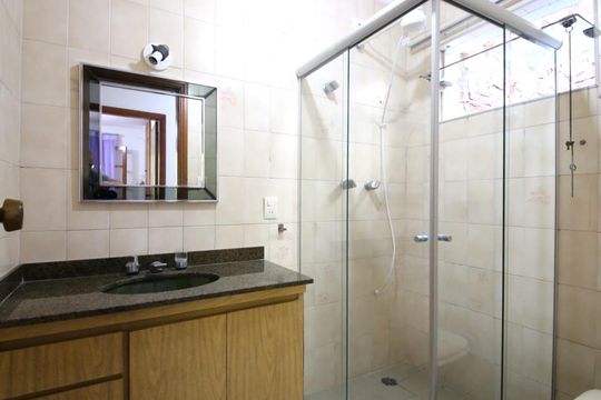 Banheiro de casa à venda com 4 quartos, 206m² em Jardim Umuarama, São Paulo