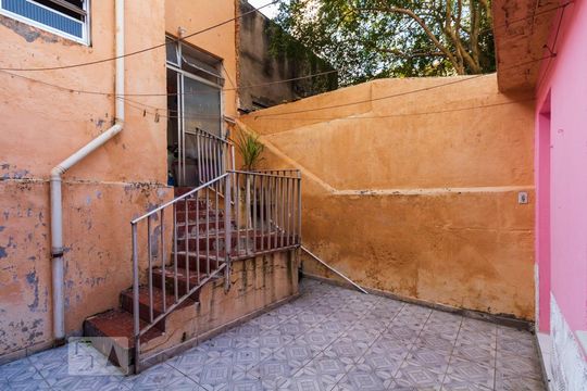 Quintal dos fundos de casa à venda com 3 quartos, 135m² em Chácara Inglesa, São Paulo