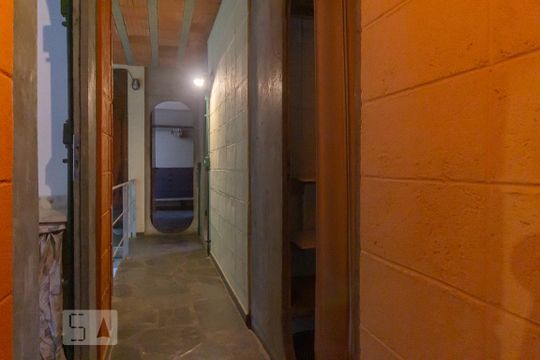 Corredor de casa de condomínio à venda com 4 quartos, 400m² em Itanhangá, Rio de Janeiro