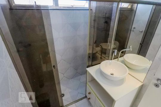 Banheiro de apartamento à venda com 2 quartos, 65m² em Vila Monumento, São Paulo