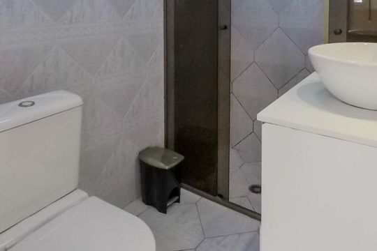 Banheiro de apartamento à venda com 2 quartos, 65m² em Vila Monumento, São Paulo