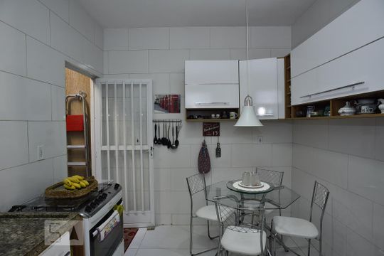 Cozinha de casa de condomínio à venda com 2 quartos, 180m² em Taquara, Rio de Janeiro