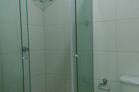 Banheiro de apartamento para alugar com 1 quarto, 38m² em República, São Paulo