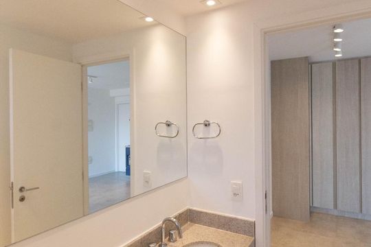 Banheiro de kitnet/studio para alugar com 1 quarto, 34m² em Pinheiros, São Paulo