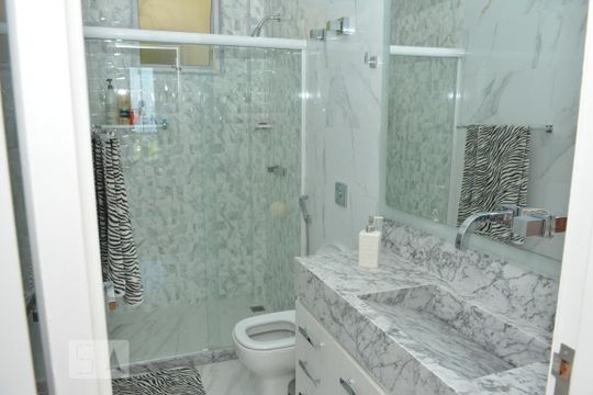 Banheiro da suite 1 de casa à venda com 4 quartos, 460m² em Jardim Guanabara, Rio de Janeiro