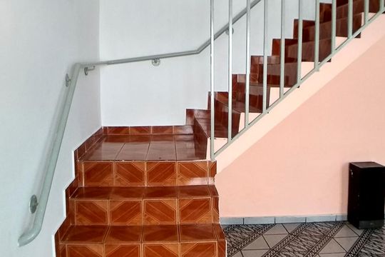 Escada de casa à venda com 5 quartos, 150m² em Taboão, Diadema