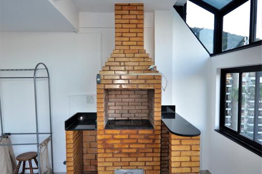 Varanda com churrasqueira de apartamento à venda com 1 quarto, 100m² em Laranjeiras, Rio de Janeiro
