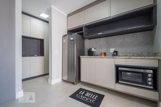 Cozinha de apartamento para alugar com 1 quarto, 45m² em Campo Belo, São Paulo