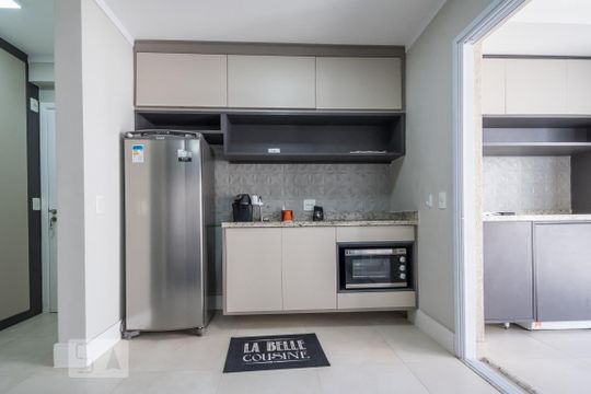 Cozinha de apartamento para alugar com 1 quarto, 45m² em Campo Belo, São Paulo