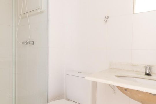 Banheiro Social de apartamento para alugar com 2 quartos, 56m² em Jardim Itu, Porto Alegre