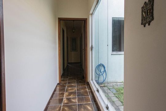 Corredor Dormitórios de casa à venda com 3 quartos, 580m² em Vila Bertioga, São Paulo