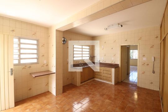 Cozinha  de casa à venda com 3 quartos, 220m² em Vila Bandeirantes, São Paulo