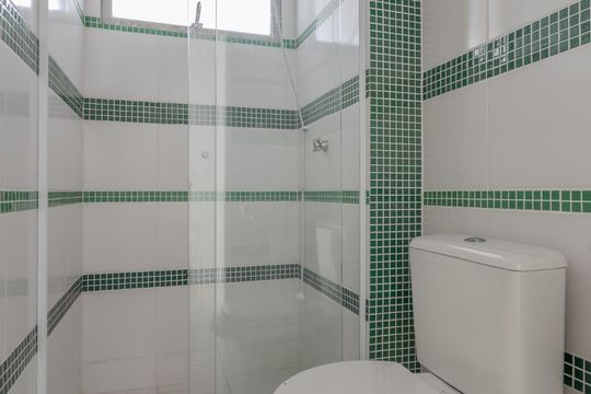 Banheiro de apartamento à venda com 1 quarto, 60m² em Jardim Itu Sabará, Porto Alegre