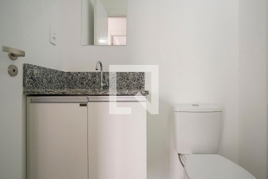 Banheiro de apartamento para alugar com 2 quartos, 56m² em Cerâmica, São Caetano do Sul