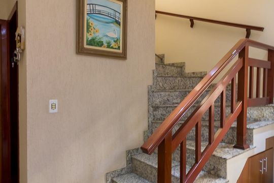 Escadas de casa à venda com 3 quartos, 154m² em Jardim Bom Clima, Guarulhos