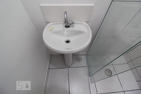 Banheiro de kitnet/studio para alugar com 1 quarto, 40m² em Nova Gerty, São Caetano do Sul