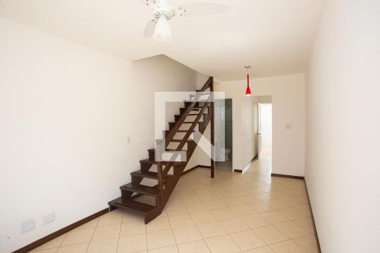 Sala de casa de condomínio para alugar com 2 quartos, 77m² em Rio Branco, Canoas