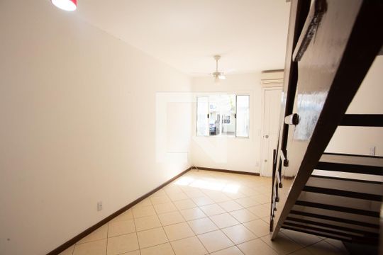Sala de casa de condomínio para alugar com 2 quartos, 77m² em Rio Branco, Canoas