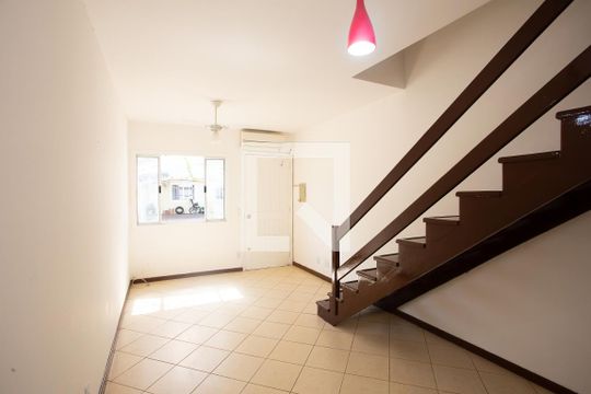 Sala de casa de condomínio para alugar com 2 quartos, 77m² em Rio Branco, Canoas