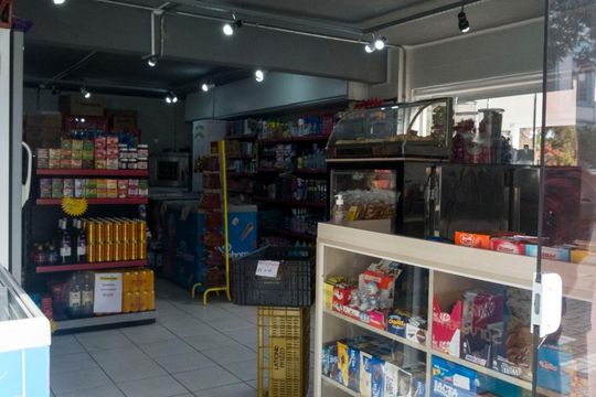 Mercado no Condomínio  de apartamento à venda com 3 quartos, 70m² em Teresópolis, Porto Alegre