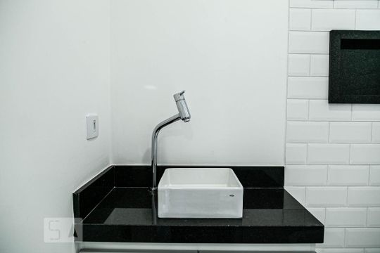 Banheiro de casa de condomínio para alugar com 2 quartos, 100m² em Real Parque, São Paulo