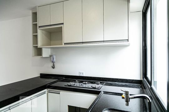 Cozinha de casa de condomínio para alugar com 2 quartos, 100m² em Real Parque, São Paulo