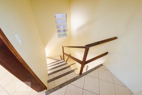 Escada de casa de condomínio para alugar com 1 quarto, 60m² em Ingleses do Rio Vermelho, Florianópolis
