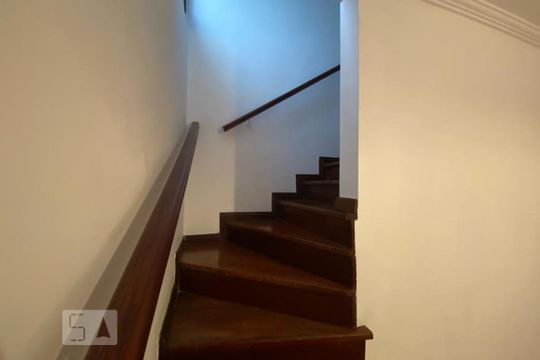 Escada de casa para alugar com 4 quartos, 143m² em Vila Suzana, São Paulo